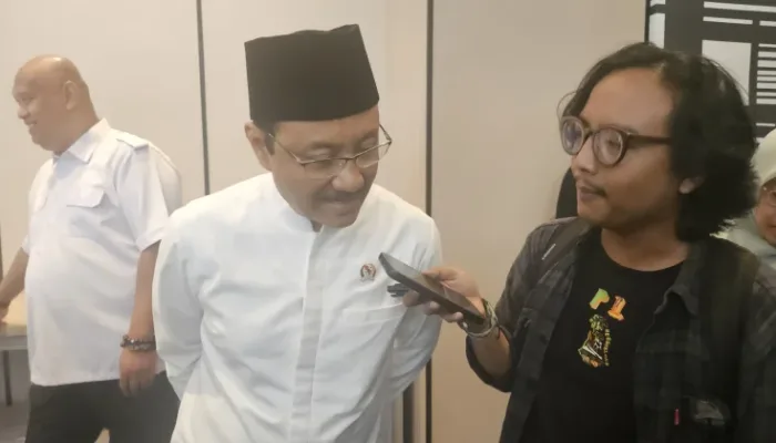 Menteri Sosial, Syaifullah Yusuf menjawab awak media soal sistem penerimaan siswa baru di Sekolah Rakyat, Rabu 15 April 2026.