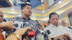 Menteri PKP Maruarar Sirait (kiri) bersama Menteri Dalam Negeri Muhammad Tito Karnavian (kanan) saat ditemui awak media di Kantor Kementerian Dalam Negeri, Jakarta Pusat, Rabu, 15 April 2026.