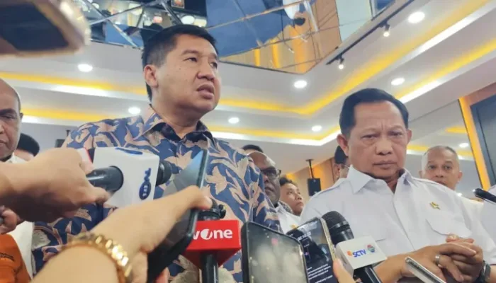Menteri PKP Maruarar Sirait (kiri) bersama Menteri Dalam Negeri Muhammad Tito Karnavian (kanan) saat ditemui awak media di Kantor Kementerian Dalam Negeri, Jakarta Pusat, Rabu, 15 April 2026.