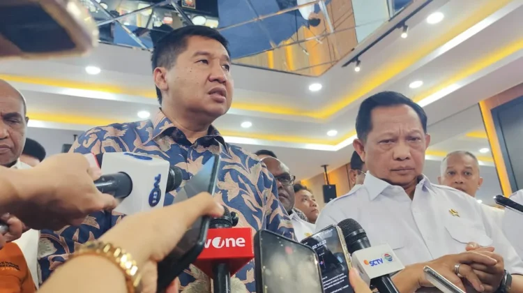 Menteri PKP Maruarar Sirait (kiri) bersama Menteri Dalam Negeri Muhammad Tito Karnavian (kanan) saat ditemui awak media di Kantor Kementerian Dalam Negeri, Jakarta Pusat, Rabu, 15 April 2026.