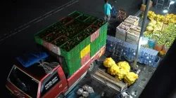 Kegiatan penjualan jeruk di Pasar Gede Solo.