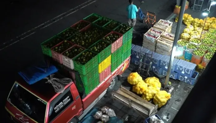 Kegiatan penjualan jeruk di Pasar Gede Solo.