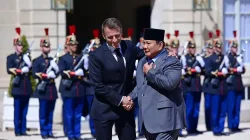 Prancis Emmanuel Macron menyambut Presiden Prabowo Subianto sesaat setelah Presiden Prabowo tiba di Istana Élysée, Paris, Selasa, 14 April 2026
