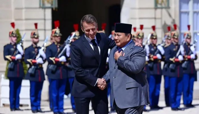 Prancis Emmanuel Macron menyambut Presiden Prabowo Subianto sesaat setelah Presiden Prabowo tiba di Istana Élysée, Paris, Selasa, 14 April 2026