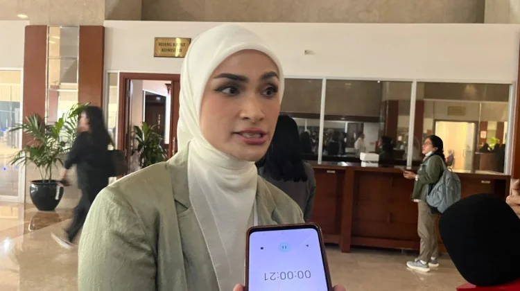 Wakil Ketua Komisi XII Putri Zulkifli Hasan saat ditemui usai Rapat Dengar Pendapat dengan Kementerian Lingkungan Hidup di Komplek Parlemen Senayan, Jakarta, Senin, 6 April 2026.