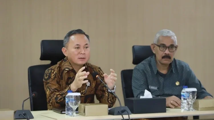 Wakil Menteri Hak Asasi Manusia (Wamen HAM) Mugiyanto (kir) saat memberikan sambutan di Kantor Kementerian HAM, Jakarta.