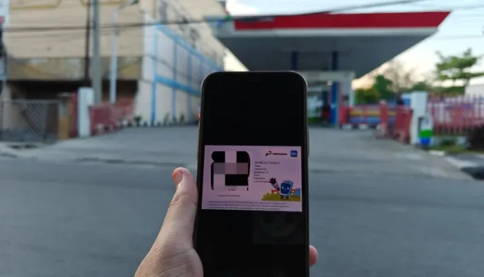 Ilustrasi - Penggunaan Mypertamina melalui barcode untuk mendapatkan subsidi BBM.