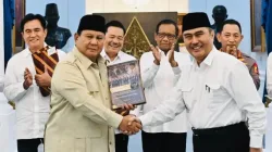 Presiden Prabowo Subianto berjabat tangan dengan Ketua Komisi Percepatan Reformasi Kepolisian Negara Republik Indonesia atau Polri (KPRP), Jimly Asshiddiqie usai menerima buku berisi rekomendasi.