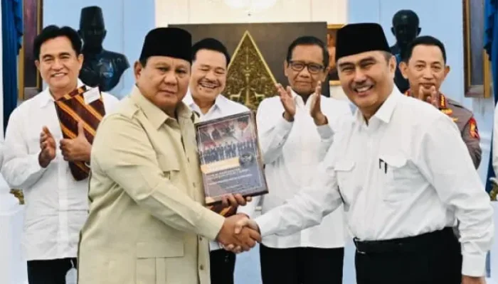 Presiden Prabowo Subianto berjabat tangan dengan Ketua Komisi Percepatan Reformasi Kepolisian Negara Republik Indonesia atau Polri (KPRP), Jimly Asshiddiqie usai menerima buku berisi rekomendasi.