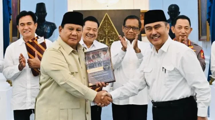 Presiden Prabowo Subianto berjabat tangan dengan Ketua Komisi Percepatan Reformasi Kepolisian Negara Republik Indonesia atau Polri (KPRP), Jimly Asshiddiqie usai menerima buku berisi rekomendasi.