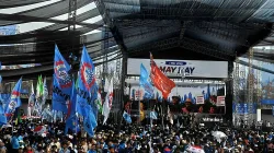 Massa buruh berkumpul dalam acara peringatan Hari Buruh Internasional di Monas, Jakarta, Jumat, 1 Mei 2026.