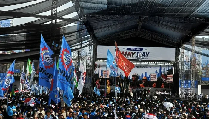 Massa buruh berkumpul dalam acara peringatan Hari Buruh Internasional di Monas, Jakarta, Jumat, 1 Mei 2026.