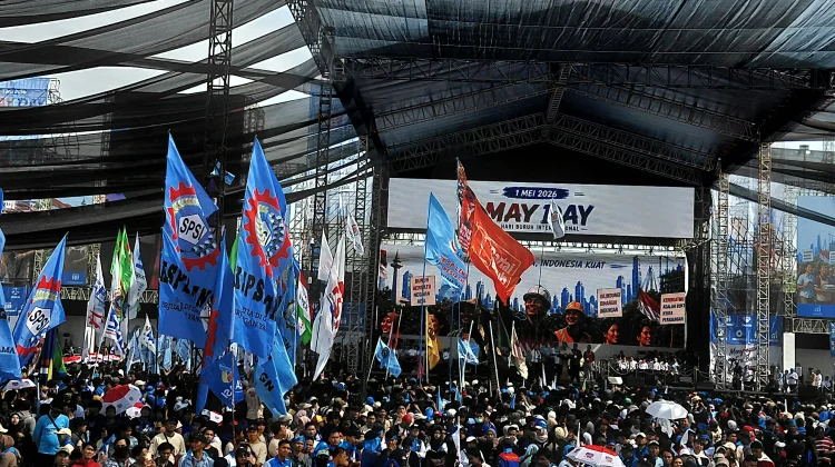 Massa buruh berkumpul dalam acara peringatan Hari Buruh Internasional di Monas, Jakarta, Jumat, 1 Mei 2026.