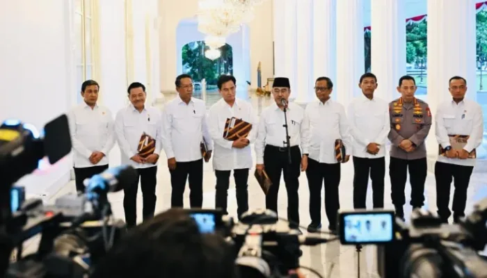 Ketua Komisi Percepatan Reformasi Kepolisian Negara Republik Indonesia atau Polri (KPRP), Prof Jimly Asshiddiqie (Tengah) dan anggota KPRP memberikan keterangan pers di Istana Merdeka, Selasa, 5 Mei 2026.