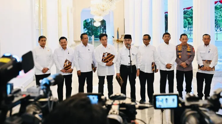 Ketua Komisi Percepatan Reformasi Kepolisian Negara Republik Indonesia atau Polri (KPRP), Prof Jimly Asshiddiqie (Tengah) dan anggota KPRP memberikan keterangan pers di Istana Merdeka, Selasa, 5 Mei 2026.