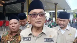 Menteri Haji dan Umrah RI Mochamad Irfan Yusuf saat pemberangkatan jamaah calon haji asal Jombang di Jombang, Jawa Timur, Kamis (7/5/2026).