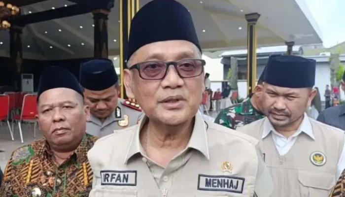 Menteri Haji dan Umrah RI Mochamad Irfan Yusuf saat pemberangkatan jamaah calon haji asal Jombang di Jombang, Jawa Timur, Kamis (7/5/2026).