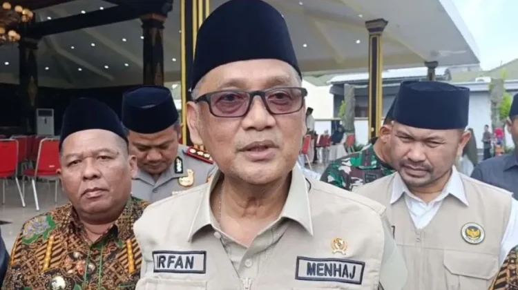 Menteri Haji dan Umrah RI Mochamad Irfan Yusuf saat pemberangkatan jamaah calon haji asal Jombang di Jombang, Jawa Timur, Kamis (7/5/2026).