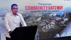 Wakil Menteri Komunikasi dan Digital (Wamenkomdigi), Angga Raka Prabowo, saat memberikan sambutan dalam acara peresmian Community Gateway Stasiun Bumi Sedang (SBS) Telkomsat Wamena, di Kantor Telkom, Jayapura, Papua, Jumat, 8 Mei 2026.