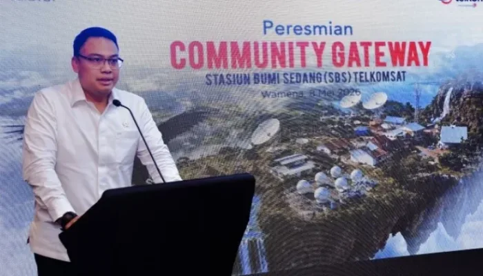 Wakil Menteri Komunikasi dan Digital (Wamenkomdigi), Angga Raka Prabowo, saat memberikan sambutan dalam acara peresmian Community Gateway Stasiun Bumi Sedang (SBS) Telkomsat Wamena, di Kantor Telkom, Jayapura, Papua, Jumat, 8 Mei 2026.