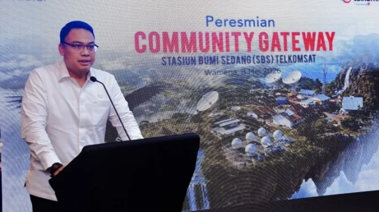 Wakil Menteri Komunikasi dan Digital (Wamenkomdigi), Angga Raka Prabowo, saat memberikan sambutan dalam acara peresmian Community Gateway Stasiun Bumi Sedang (SBS) Telkomsat Wamena, di Kantor Telkom, Jayapura, Papua, Jumat, 8 Mei 2026.