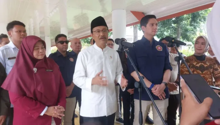 Menteri Sosial, Saifullah Yusuf bersama Ketua Umum Karang Taruna, Budi Djiwandono saat mengunjungi SRMA 13 Bekasi, Rabu, 13 Mei 2026.
