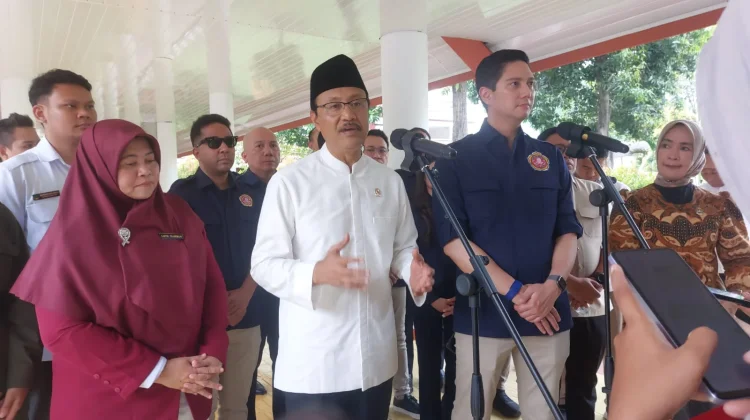 Menteri Sosial, Saifullah Yusuf bersama Ketua Umum Karang Taruna, Budi Djiwandono saat mengunjungi SRMA 13 Bekasi, Rabu, 13 Mei 2026.