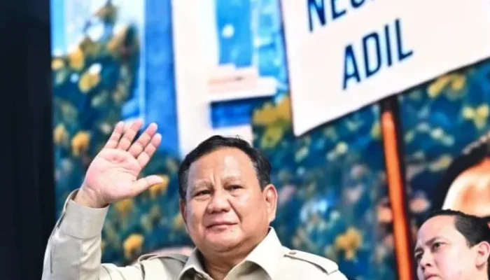 Presiden Prabowo Subianto menyapa massa buruh dalam peringatan Hari Buruh Internasional di Monumen Nasional di Jakarta, Jumat, 1 Mei 2026.
