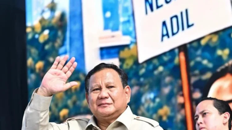Presiden Prabowo Subianto menyapa massa buruh dalam peringatan Hari Buruh Internasional di Monumen Nasional di Jakarta, Jumat, 1 Mei 2026.