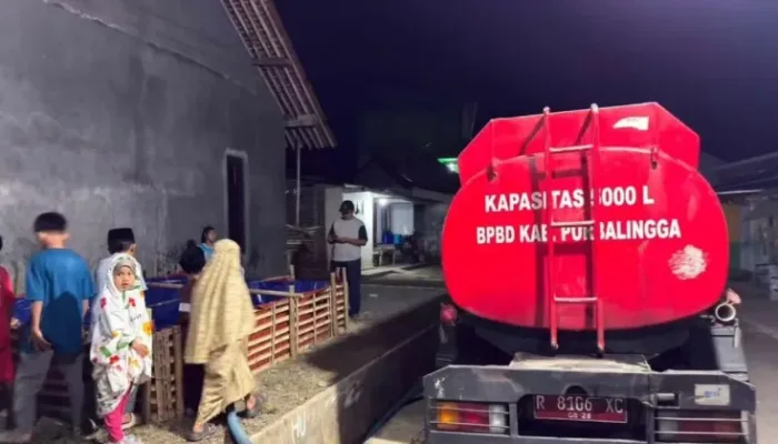 Petugas BPBD Kabupaten Purbalingga menyalurkan bantuan air bersih ke dalam bak penampungan di Desa Pandansari, Kecamatan Kejobong, Purbalingga, Jawa Tengah