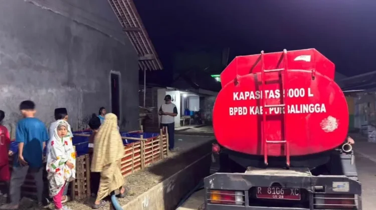 Petugas BPBD Kabupaten Purbalingga menyalurkan bantuan air bersih ke dalam bak penampungan di Desa Pandansari, Kecamatan Kejobong, Purbalingga, Jawa Tengah