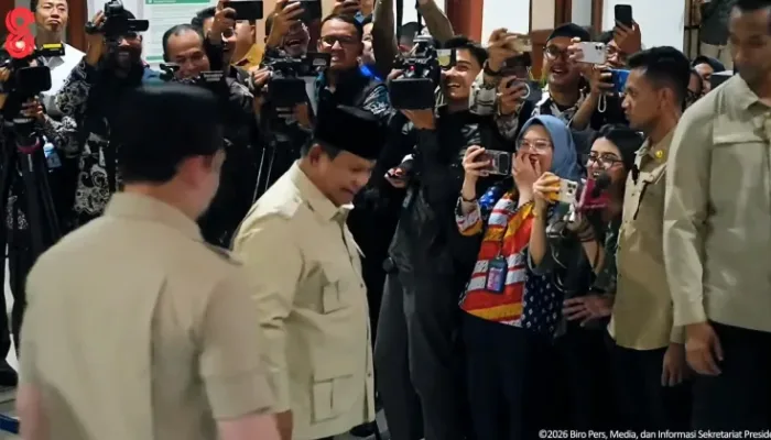 Presiden Prabowo Subianto saat melemoar canda ke wartawan saat hendak menaiki Kereta Nusantara Explorer di Stasiun Semarang Tawang, Semarang, Jawa Tengah, Kamis, 30 Juli 2026
