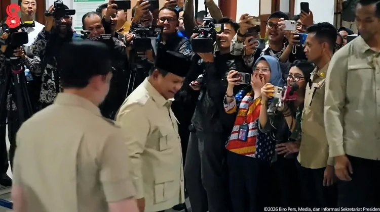 Presiden Prabowo Subianto saat melemoar canda ke wartawan saat hendak menaiki Kereta Nusantara Explorer di Stasiun Semarang Tawang, Semarang, Jawa Tengah, Kamis, 30 Juli 2026