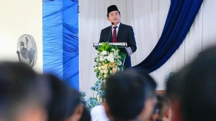 Menko Kumham Imipas Yusril Ihza Mahendra dalam acara Tasyakuran Ulang Tahun Ke-10 Pesantren Modern Internasional (PMI) Dea Malela di Sumbawa, Nusa Tenggara Bara