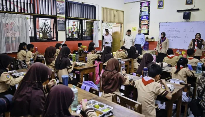 Presiden Republik Indonesia, Prabowo Subianto bersama tokoh filantropi dunia Bill Gates berkunjung ke SD Jati 03, Jakarta, pada Rabu, 7 Mei 2025, guna meninjau langsung pelaksanaan program makan bergizi gratis (MBG).
