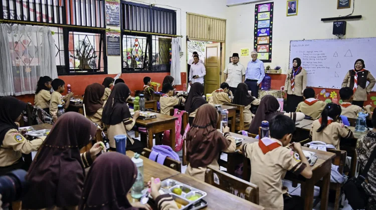 Presiden Republik Indonesia, Prabowo Subianto bersama tokoh filantropi dunia Bill Gates berkunjung ke SD Jati 03, Jakarta, pada Rabu, 7 Mei 2025, guna meninjau langsung pelaksanaan program makan bergizi gratis (MBG).