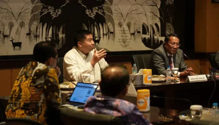 Menteri PKP Maruarar Sirait (kiri) saat rapat bersama Menteri Hukum Supratman Andi Agtas (kanan) di Kantor Kementerian Hukum, Jakarta, Selasa, 21 Juli 2026