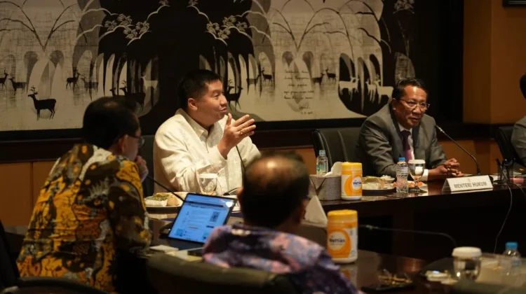 Menteri PKP Maruarar Sirait (kiri) saat rapat bersama Menteri Hukum Supratman Andi Agtas (kanan) di Kantor Kementerian Hukum, Jakarta, Selasa, 21 Juli 2026