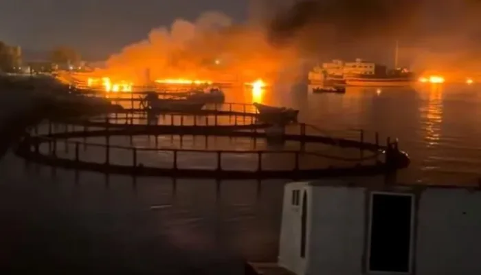 Pelabuhan Kuhestak di dekat Selat Hormuz setelah terkena serangan pada.