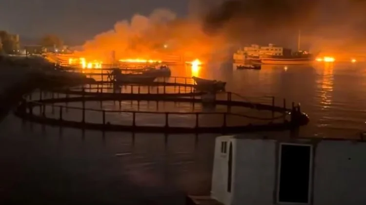 Pelabuhan Kuhestak di dekat Selat Hormuz setelah terkena serangan pada.