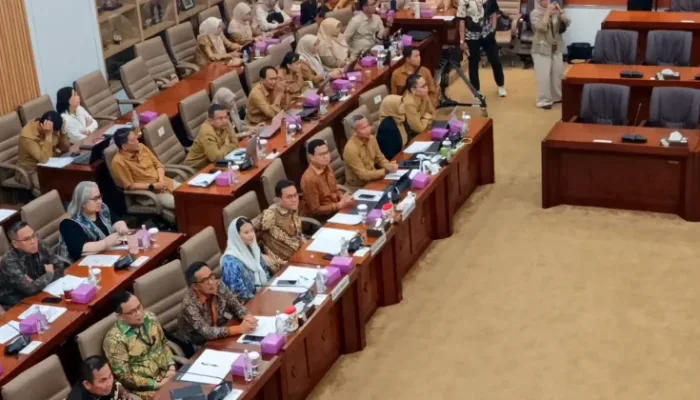 Suasana rapat kerja Komisi VI DPR RI bersama Menteri Perdagangan dan Kepala BPOM di Kompleks Parlemen, Jakarta, Senin, 21 Juli 2026.