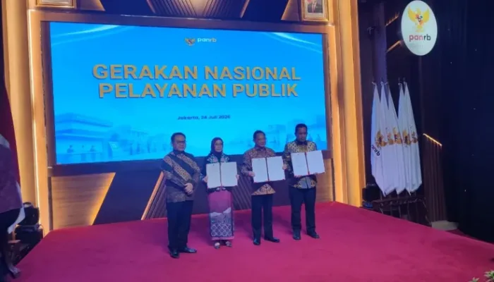 Dari kiri ke kanan Kepala Staf Kepresidenan, Jenderal TNI (Purn) Dudung Abdurachman, Menteri Pendayagunaan Aparatur Negara dan Reformasi Birokrasi (PANRB) Rini Widyantini, dan Menteri Dalam Negeri Tito Karnavian, dalam peresmian Gerakan Nasional Pelayanan Publik (GNPP) di kantor Kementerian PANRB, Jakarta, Jumat, 24 Juli 2026