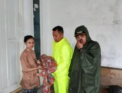 Kapolsek Padang Selatan Pimpin Langsung Evakuasi Korban Banjir, Selamatkan Bayi dari Kepungan Banjir