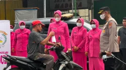 Antisipasi Dampak Kabut Asap, Kapolres Dharmasraya Turun Langsung Bagikan Masker kepada Masyarakat