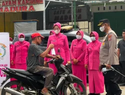 Antisipasi Dampak Kabut Asap, Kapolres Dharmasraya Turun Langsung Bagikan Masker kepada Masyarakat