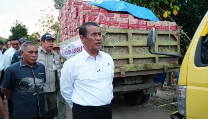 Kepala Bapanas Andi Amran Sulaiman meninjau penyaluran bantuan beras bagi masyarakat terdampak gempa di Manggarai, NTT