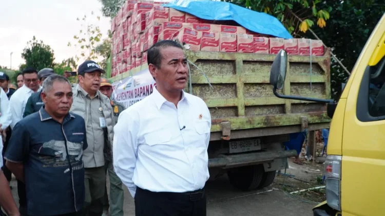 Kepala Bapanas Andi Amran Sulaiman meninjau penyaluran bantuan beras bagi masyarakat terdampak gempa di Manggarai, NTT