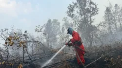Proses Pemadaman titik api di lahan terkena Karhutla kawasan Sumatra Selatan