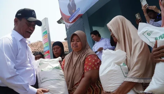 Kepala Badan Pangan Nasional (Bapanas) Andi Amran Sulaiman meninjau penyaluran Bantuan Pangan Beras di Desa Sindangsari, Kecamatan Kutawaluya, Kabupaten Karawang, Jawa Barat, Senin 31 Agustus 2026