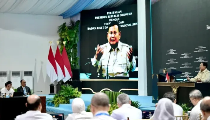 Presiden Prabowo Subianto memberikan arahan kepada peneliti dari Badan Riset dan Inovasi Nasional (BRIN) di halaman tengah Istana, Jakarta, Kamis, 6 Agustus 2026